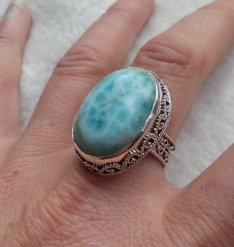 Zilveren ring met ovale Larimar gezet in bewerkte setting 18.5 m